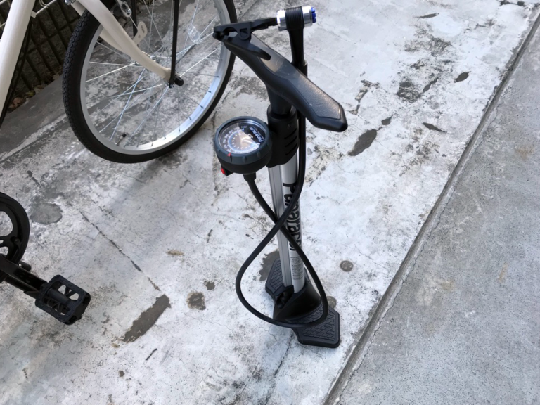 自転車の空気入れとチェーンオイルを注す
