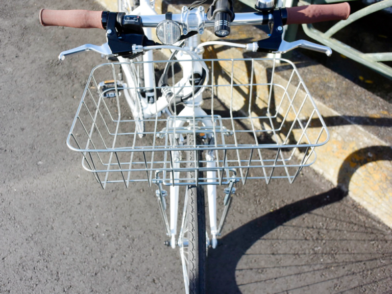 娘のクロスバイクに昭和インダストリーズワイヤーバスケットMA 04-1